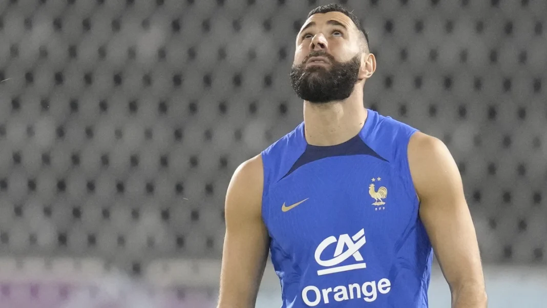 Incroyable ! Après sa retraite, Karim Benzema retourne à ses origines ! Karim Benzema en tenue de football bleue, regardant vers le haut.