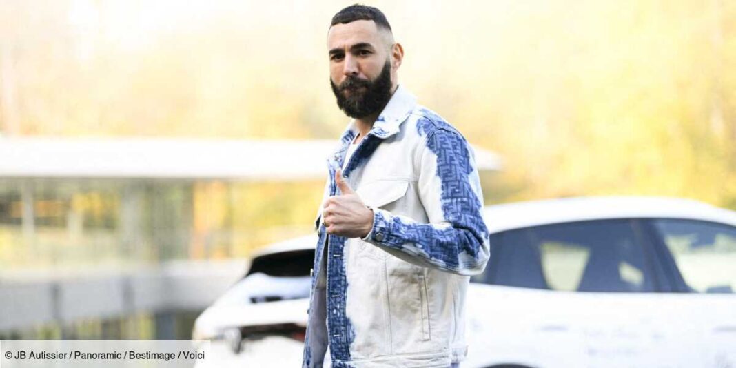 Karim Benzema avec une veste en jean et un geste polémique.