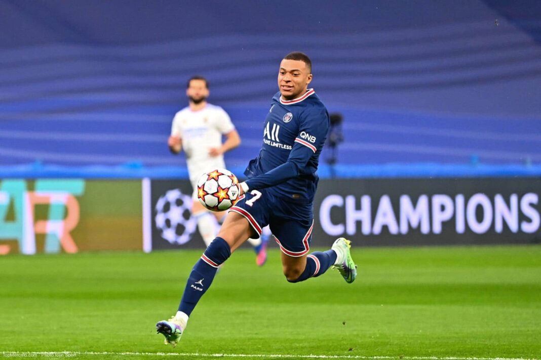 Mbappé, l’énorme inquiétude Kylian Mbappé joue au football lors d'un match de Ligue des Champions.