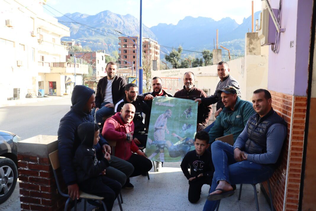 La Kabylie, berceau des familles Zidane et Benzema, reçoit des hommages du Parisien Groupe de personnes rassemblées pour un hommage en Kabylie avec montagnes en arrière-plan.
