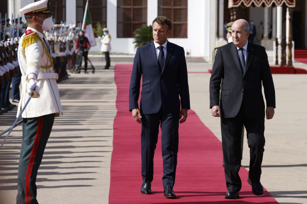 Président français et président algérien lors d'une visite officielle.