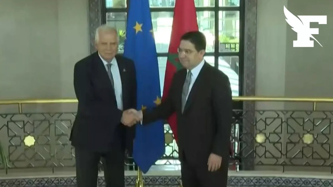 Résolution européenne sur la liberté de la presse : Christophe Lecourtier monte au créneau et clarifie la position de son pays Deux hommes en costume se serrent la main devant les drapeaux français et marocain.