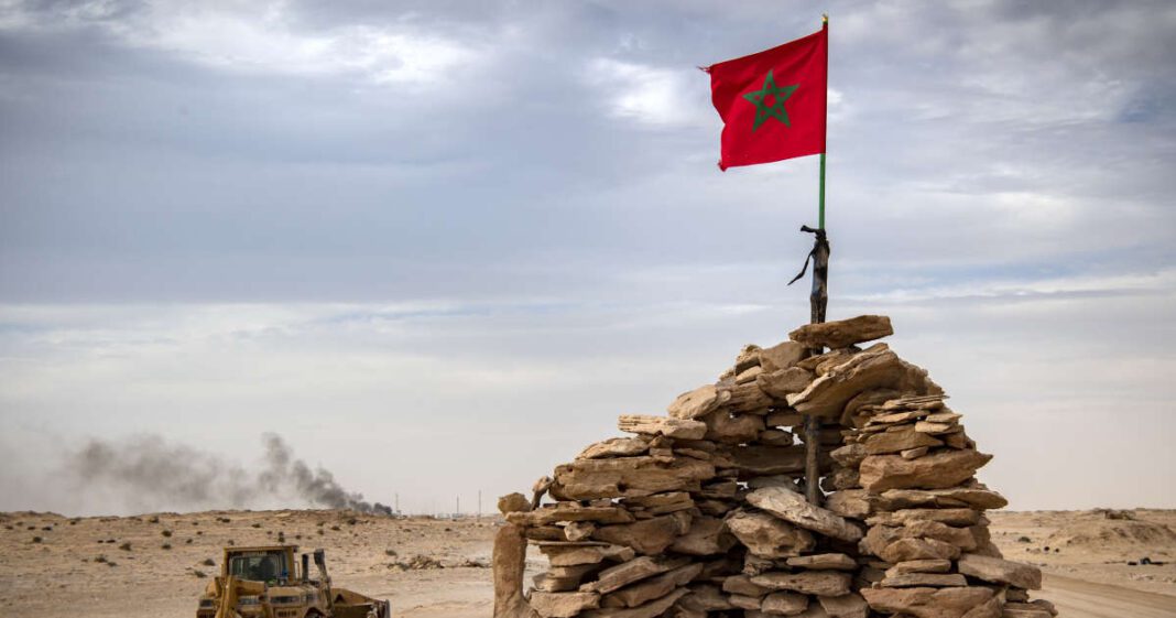 «Le Sahara oriental est Marocain», la révélation choc de la directrice des Archives Royales fait sensation. Drapeau marocain flottant sur le Sahara oriental, symbole de souveraineté.