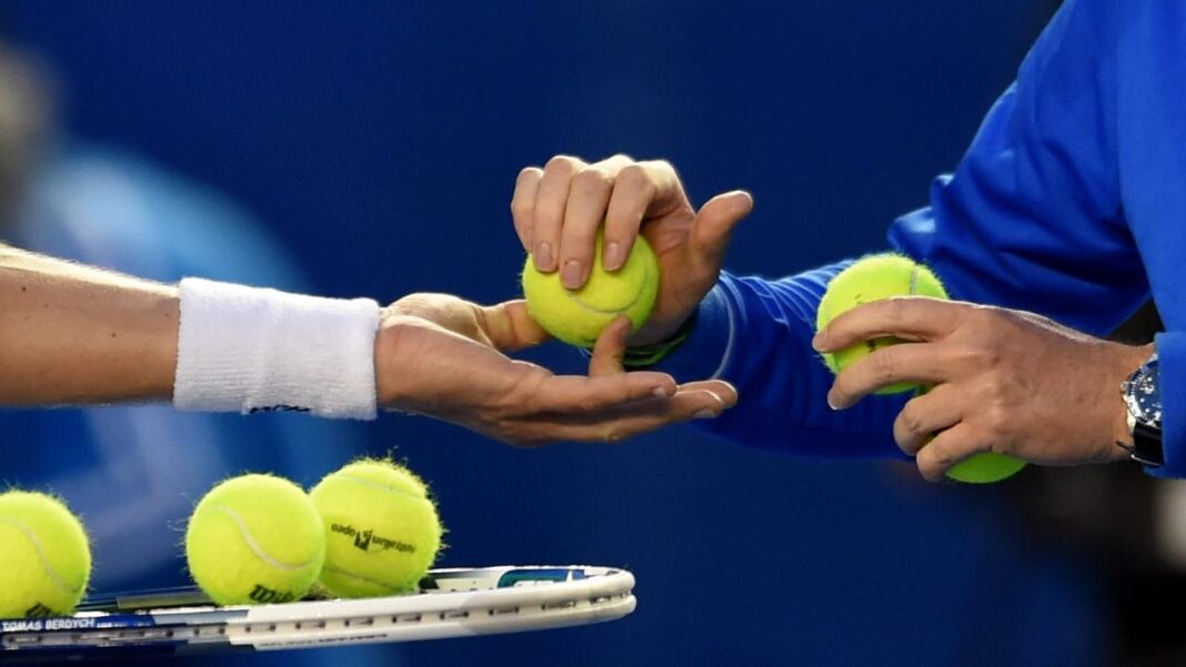 Énorme coup de massue ! Ce joueur marocain banni à vie pour cette raison Tennisman marocain échangeant une balle avec un adversaire.