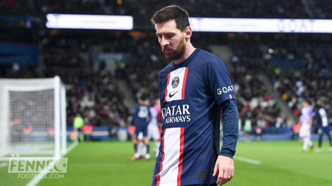 Incroyable ! Ce joueur algérien, attendu pour remplacer Lionel Messi au PSG. Joueur algérien en tenue du PSG sur le terrain de football.