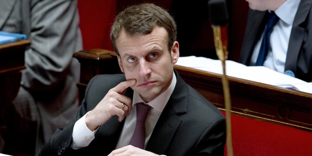 Macron en séance parlementaire Macron en séance parlementaire, expression sérieuse et concentrée.
