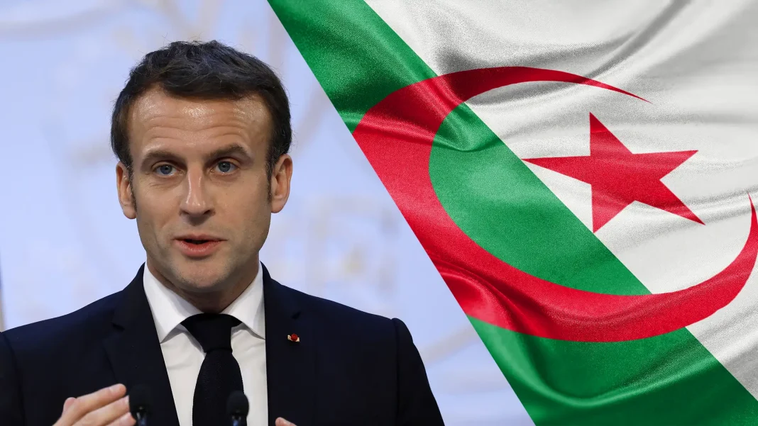 Emmanuel Macron devant le drapeau algérien lors d'une déclaration officielle.