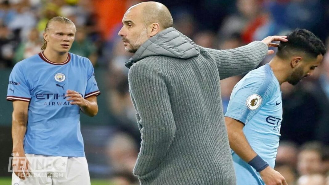 Riyad Mahrez et un autre joueur de Manchester City sur le terrain.