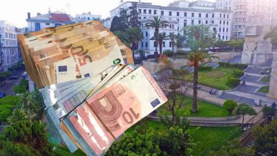 Taux de change en Algérie : Square Port-Saïd, voici le prix de l’euro le 18/02/2022 Billets d'euros devant un parc urbain en Algérie.