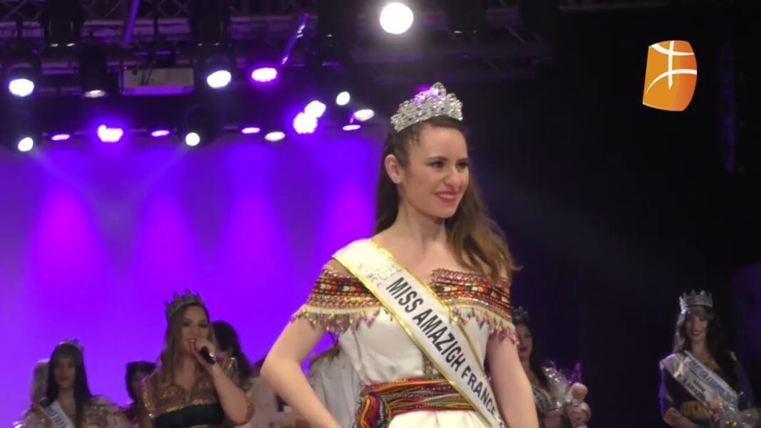 Ahurissant! Une Kabyle élue Miss Amazigh France 2023 (vidéo) Jeune femme couronnée Miss Amazigh France 2023 avec sash et couronne.