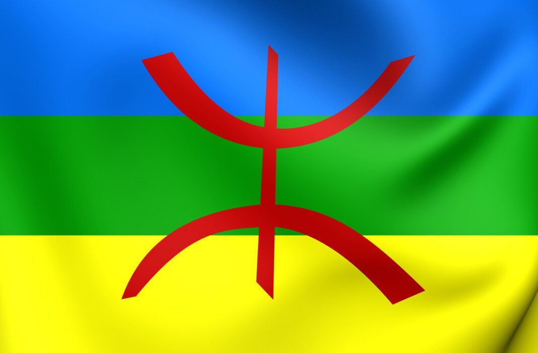 France : Un opposant algérien s’en sort indemne d’une tentative d’enlèvement. Drapeau kabyle avec couleurs bleu, vert, jaune et symbole rouge.