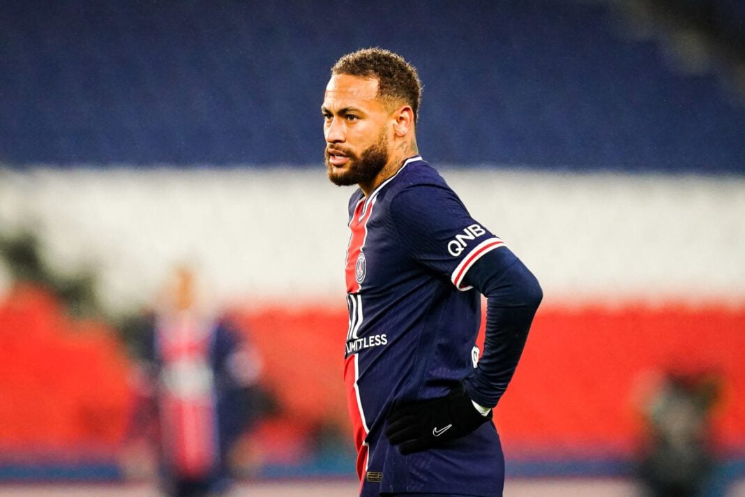 PSG : «On a été durs», il clashe Neymar et exprime son regret. Neymar en action sur le terrain du PSG, concentré et déterminé.