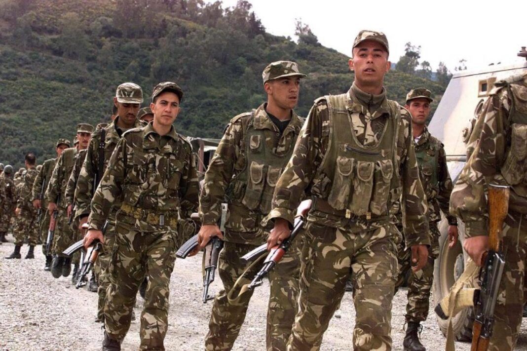Ahurissant! Pour avoir fauché 6 militaires français, un algérien reçoit cette lourde peine ! Groupe de soldats militaires en marche dans un environnement naturel.