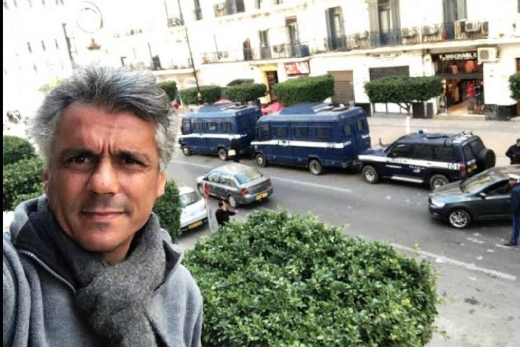 Rachid Nekkaz devant des véhicules de police à Paris.