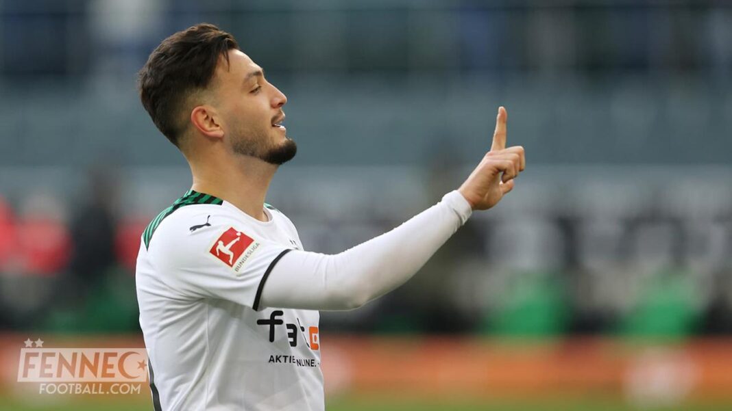 Plusieurs grands clubs d’Europe se disputent Ramy Bensebaini Ramy Bensebaini célèbre un but sur le terrain de football.