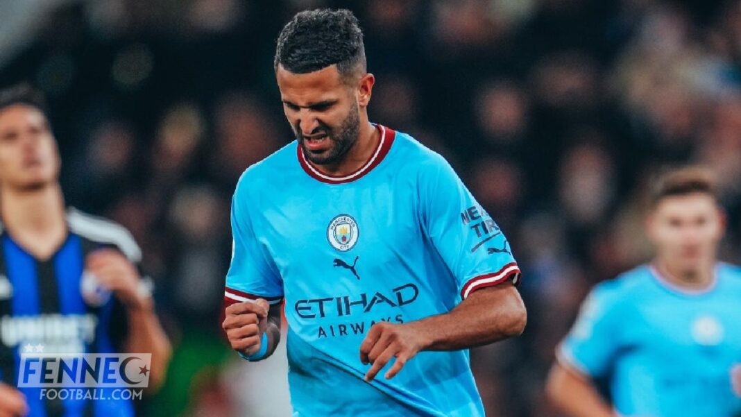 Riyad Mahrez en action lors d'un match de football avec Manchester City.