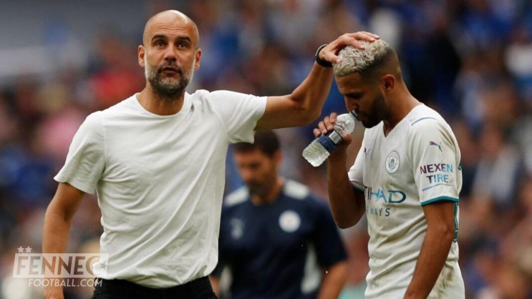Riyad Mahrez répond à l'entraîneur Pep Guardiola lors d'un match.