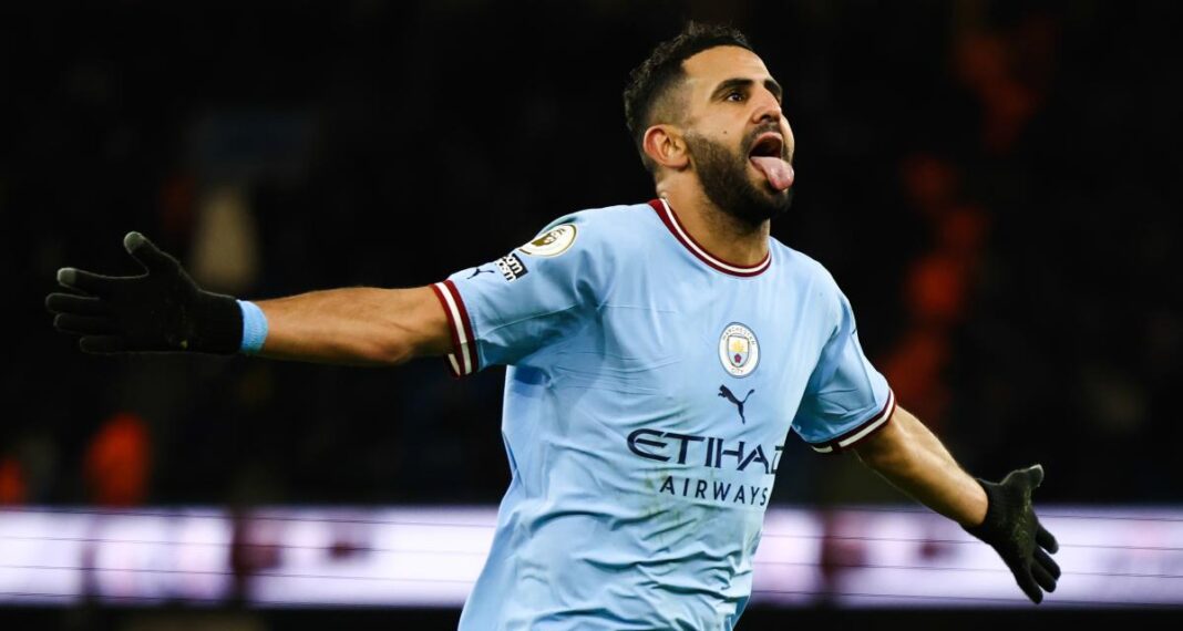 Mahrez : Je vous ai dit que je ne paierais pas un centime pour Twitter Riyad Mahrez célèbre lors d'un match de football avec Manchester City.