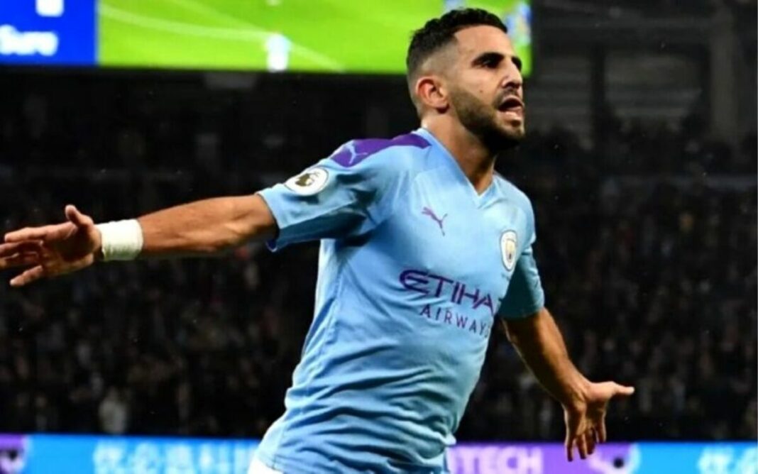 Riyad Mahrez en action lors d'un match Riyad Mahrez célèbre un but avec Manchester City lors d'un match.