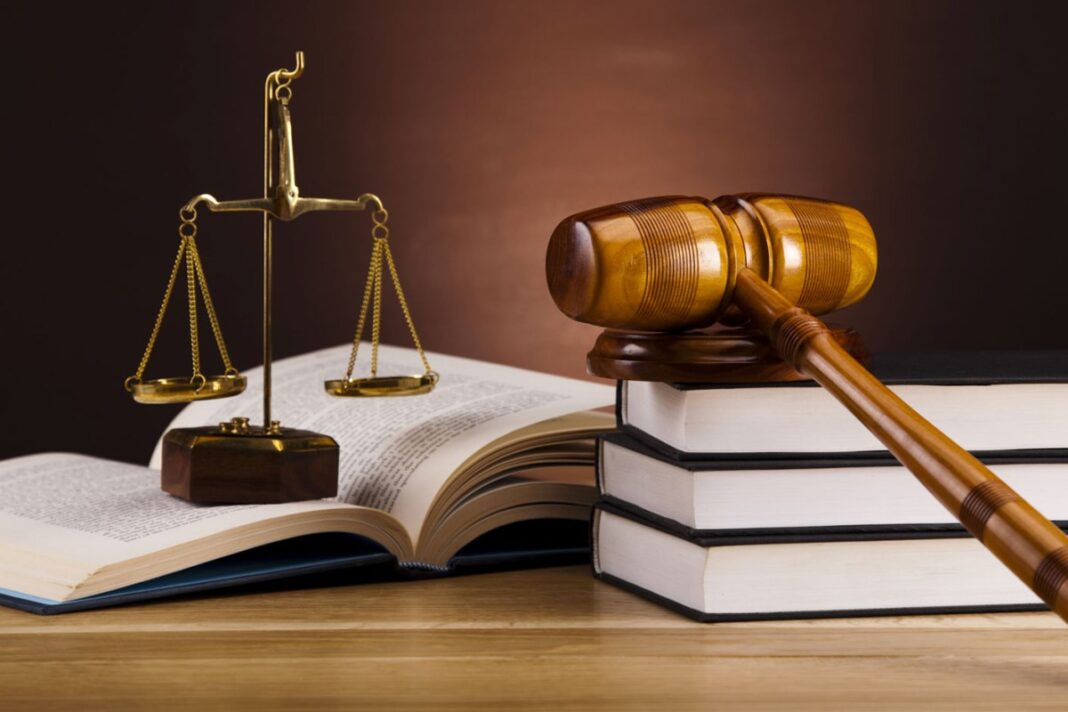 Coup de tonnerre ! Saâd Bouagba placé en garde à vue pour cette raison Balance de justice, marteau de juge et livres de droit.