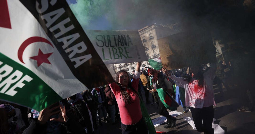 Retour de flamme ! A propos du Sahara occidental, l’Espagne passe aux aveux. Manifestation avec drapeaux du Sahara occidental et slogans.