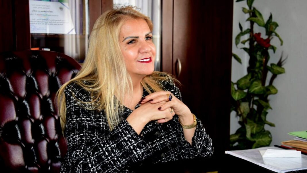 Forbes Afrique : l’Algérienne Saïda Neghza parmi les 50 femmes influentes Saïda Neghza, femme influente, lors d'une interview ou réunion.