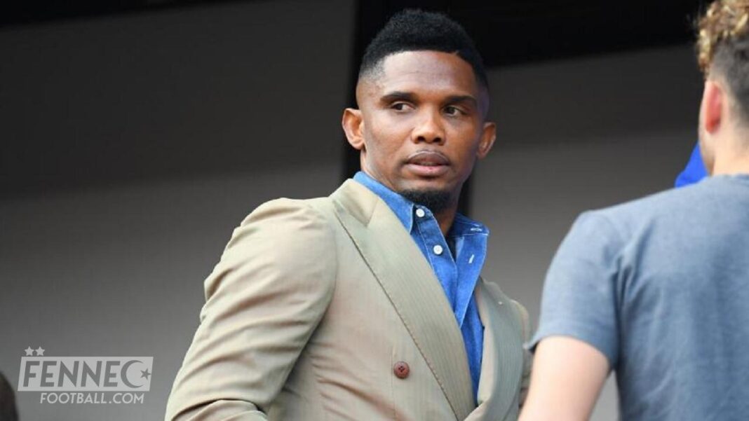 Samuel Eto’o, célèbre footballeur, lors d’un événement sportif en costume.