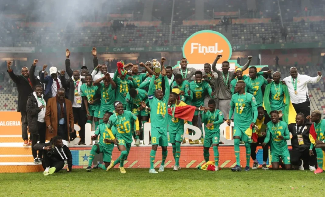 CHAN 2022 : Le Sénégal champion d’Afrique devant l’Algérie ! L'équipe du Sénégal célèbre sa victoire en finale de la CAN 2022.