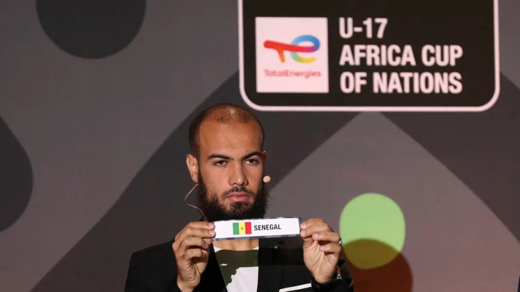 CAN U17 : l’Algérie affronte le Sénégal Jeune joueur sénégalais tenant un drapeau lors d'un match de football.