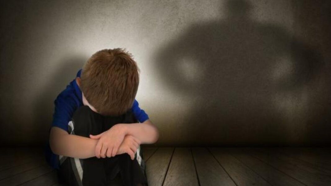 Algérie : Enfin, un réseau de cyber-pédophilie démantelé et mis hors d’état de nuire. Enfant seul et triste assis contre un mur sombre et vide.