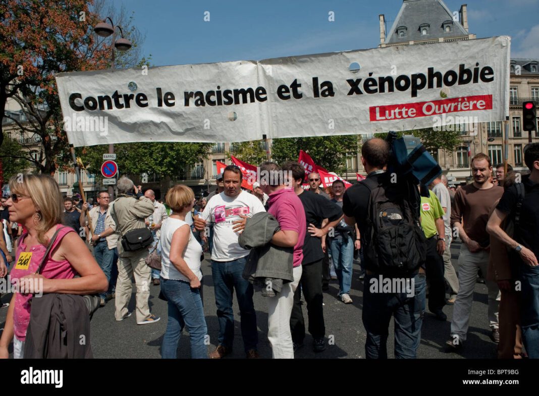 Xénophobie d’Etat : Enfin, une grosse insurrection contre «l’immigration jetable». Groupe de manifestants avec une bannière contre le racisme et la xénophobie.