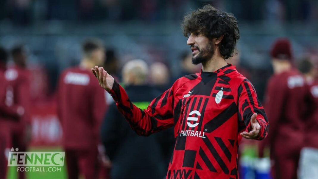 Yacine Adli en tenue de football, souriant sur le terrain.