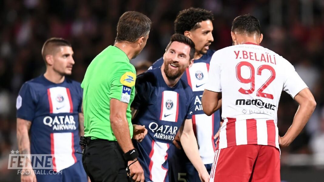 Youcef Belaili tutoie Messi et Neymar lors d'un match de football.