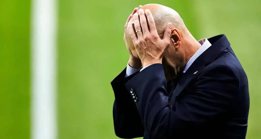 Zidane avec la tête dans les mains, expression de déception.