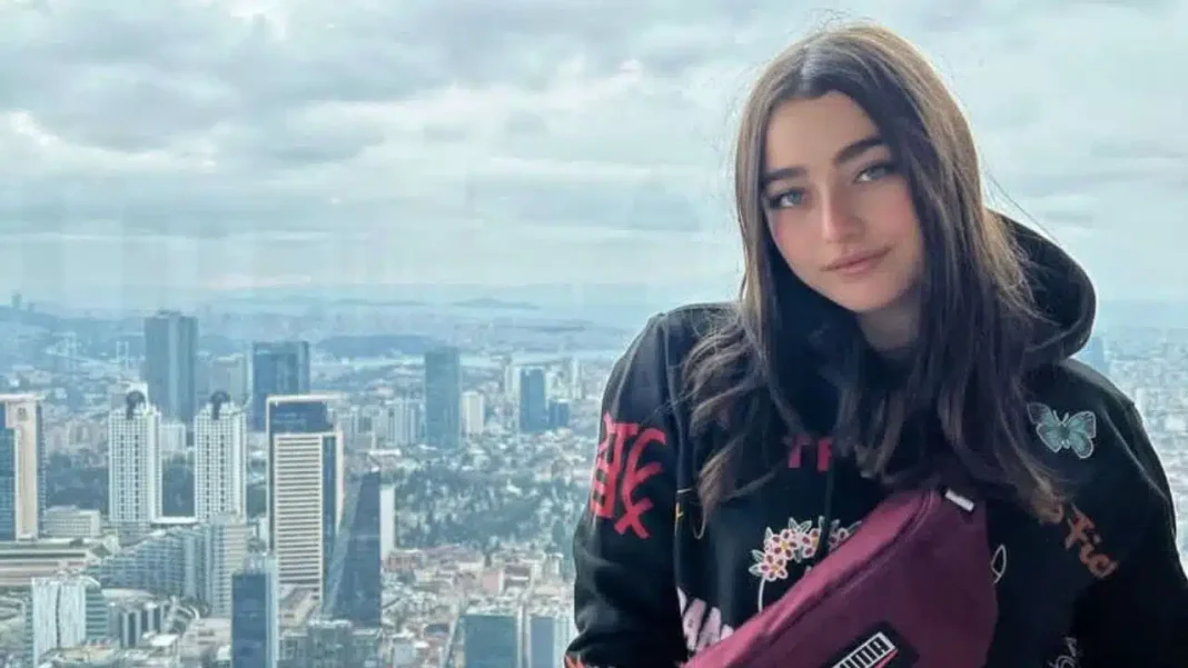 L’Algérienne Ines Abdelli et sa féerique attirance des fans Ines Abdelli avec vue sur la ville et ciel nuageux.