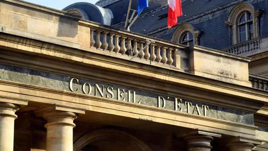 Algérie : La France refuse l’abolition des accords d’Évian Bâtiment du Conseil d'État en France avec drapeaux français.