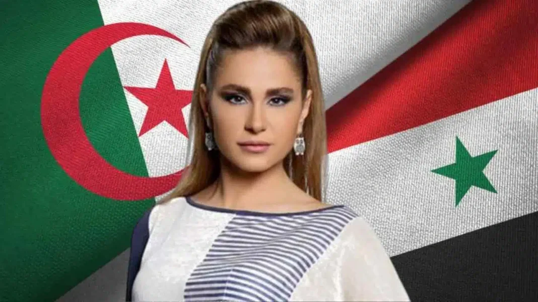 L’actrice syrienne Dima Kandalaft avec le drapeau algérien en arrière-plan.