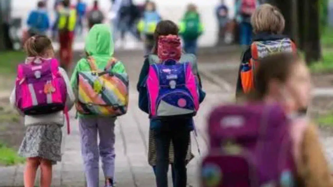 Incroyable ! Une femme mystérieuse sème la panique chez les enfants à Aïn Defla Groupe d'enfants avec sacs à dos dans la rue à Aïn Defla.