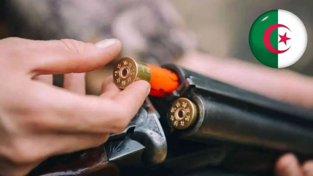 Algérie : une mère abat son fils avec un fusil de chasse, pour cette raison Personne chargeant un fusil de chasse avec des cartouches en Algérie.