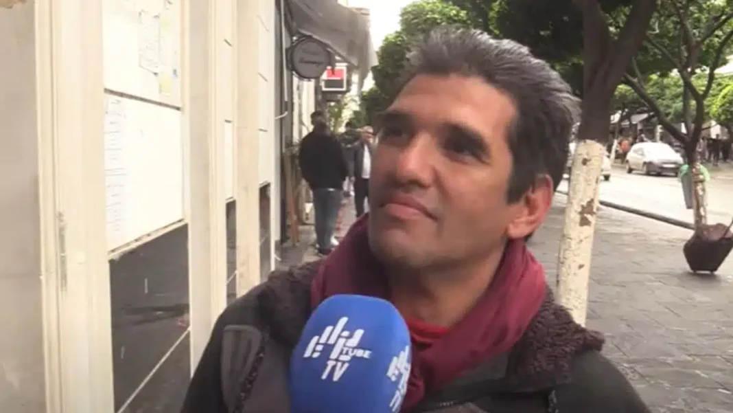 L’Algérien Farid fait le buzz, les médias en profitent et abusent de sa « naïveté » Farid, homme algérien, en interview dans la rue à Alger.