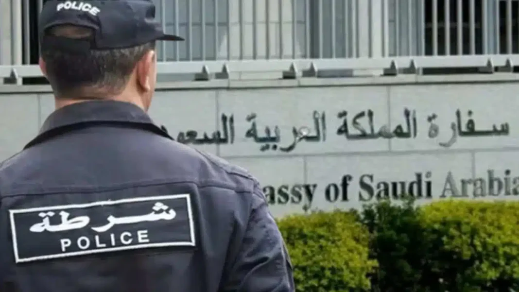 Coup de théâtre! Il menace d’exploser l’ambassade saoudienne à Alger Policier en uniforme devant l'ambassade saoudienne à Alger.
