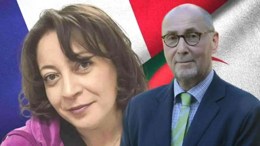 Amira Bouraoui fuit l’Algérie : voici l’étrange version de Xavier Driencourt Amira Bouraoui et Xavier Driencourt devant un drapeau algérien et français.