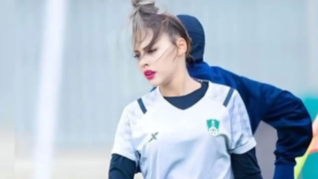 La joueuse Algérienne Abla Bensenouci fait le buzz en Arabie Saoudite pour cette raison La joueuse algérienne Abla Bensenouci en tenue de sport.