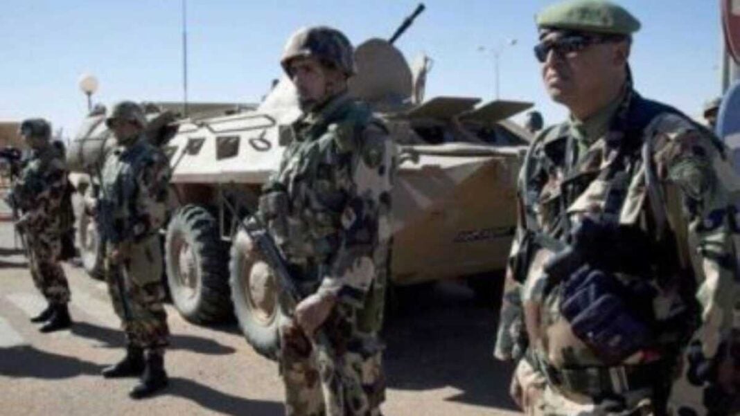 L’armée algérienne tue deux orpailleurs mauritaniens Soldats de l'armée algérienne en patrouille avec véhicule blindé.