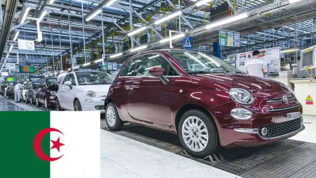 Voiture Fiat rouge en production dans l'usine d'Oran, Algérie.