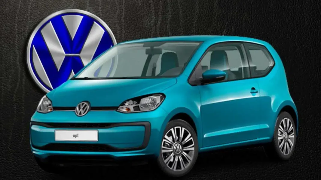 Automobile Algérie : voici le prix de la Volkswagen Up Voiture Volkswagen Up bleue, compacte et moderne, exposée en intérieur.