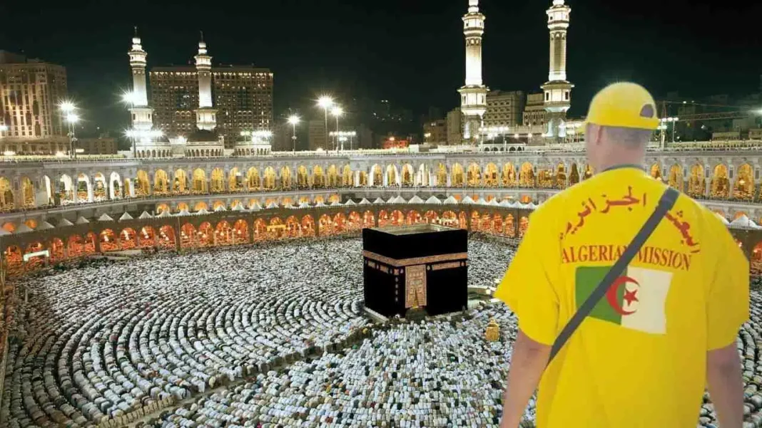 Mission Algérie à La Mecque Agent de l'Algérie en mission à La Mecque devant la Kaaba.