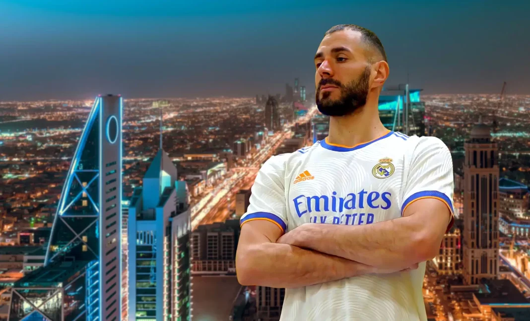 Arabie Saoudite : l’offre monstrueuse pour Benzema ! Karim Benzema en tenue de football avec la ville de Riyad en arrière-plan.