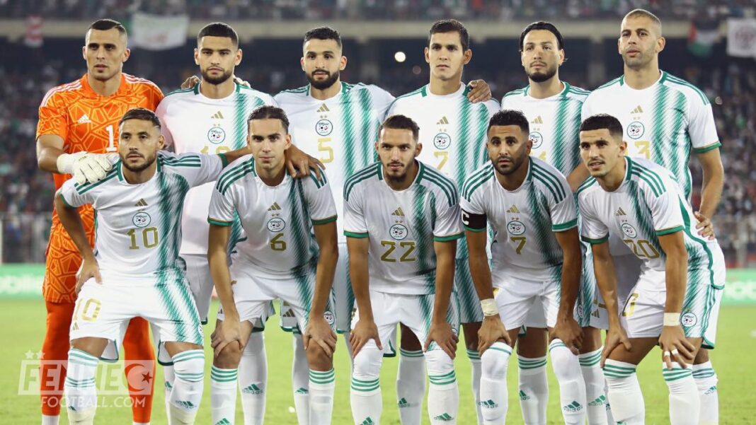 Groupe de joueurs de football algériens en tenue officielle.