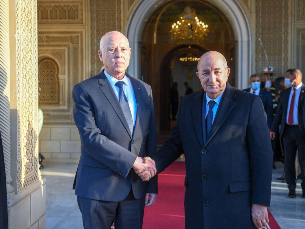 Guerre Palestine-Israël : La Tunisie et l’Algérie demandent d’arrêter l’agression à Gaza Deux dirigeants maghrébins se serrent la main lors d'une cérémonie officielle.